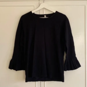 Svart tröja med volangärmar - Jätte fin tröja som inte har använts. Gör outfiten lite mer unik. Passar perfekt nu till hösten. Kom gärna med prisförslag 💕