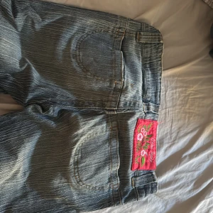 Ljusblå bootcut jeans - Säljer ett par ljusblå lågmidjade bootcut jeans från amisu Jeans. Midjemått: 37 Innerbenslängd: 81