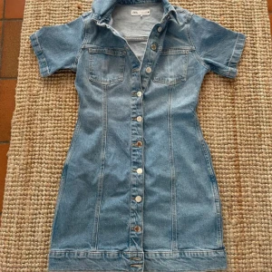 Jeansklänning  - Snygg jeansklänning ifrån Zara, använd en gång. Storlek M
