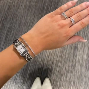 Silver mockberg klocka - Säljer min underbara mockberg klocka i silver, tyvärr medföljer ej box eller länkar- har endast kvar en smyckespåse som skickas med! ⏱️ Byter gärna mot en guldig annars🥰