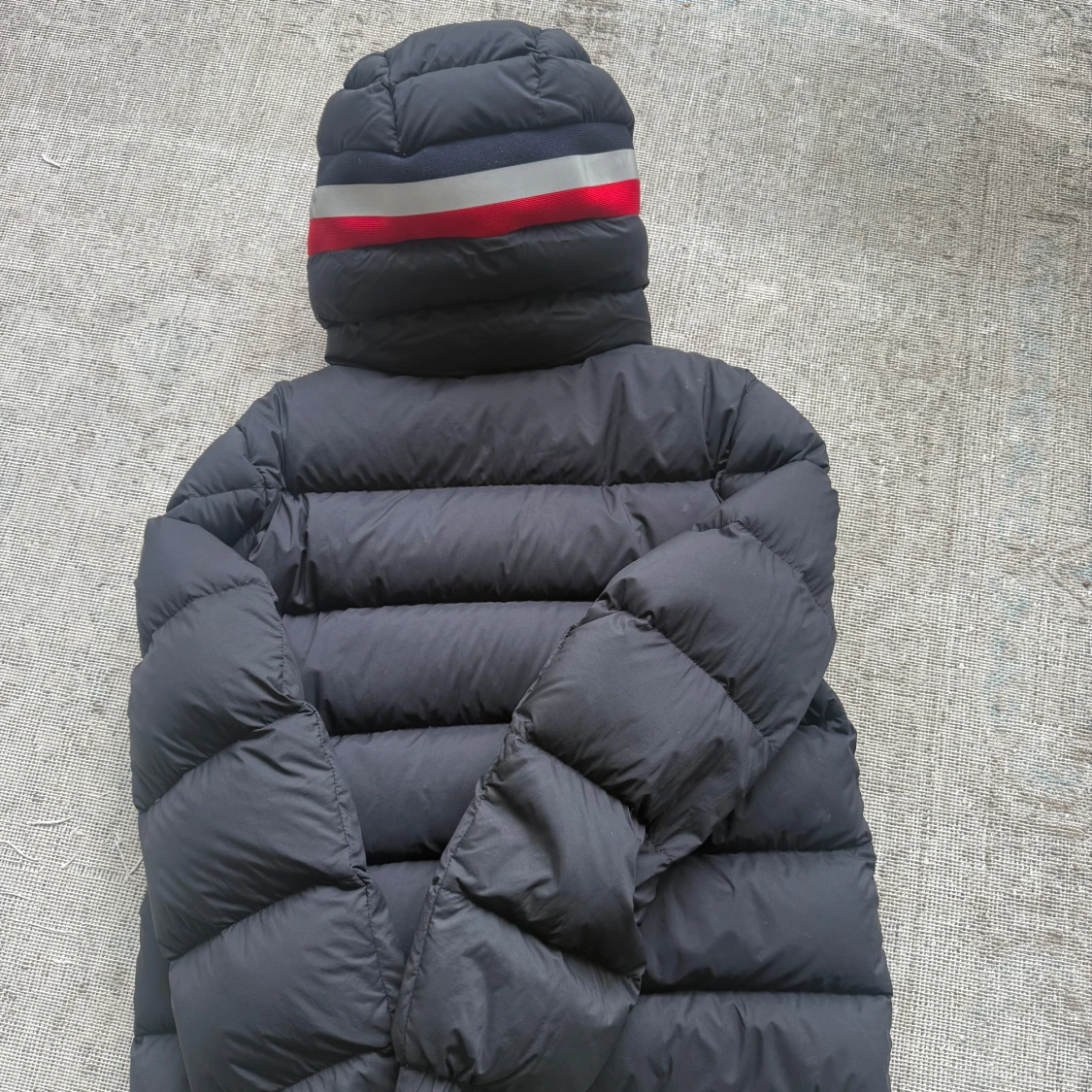 Svart Moncler dunjacka med huva - 1