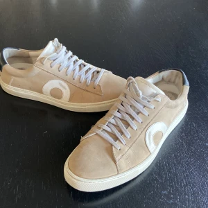 Oliver cabell skor - Snygga beige sneakers från oliver cabell i bra skick. Snygga stilrena och sköna skor som är perfekta till skolstarten. Skriv vid minsta fundering