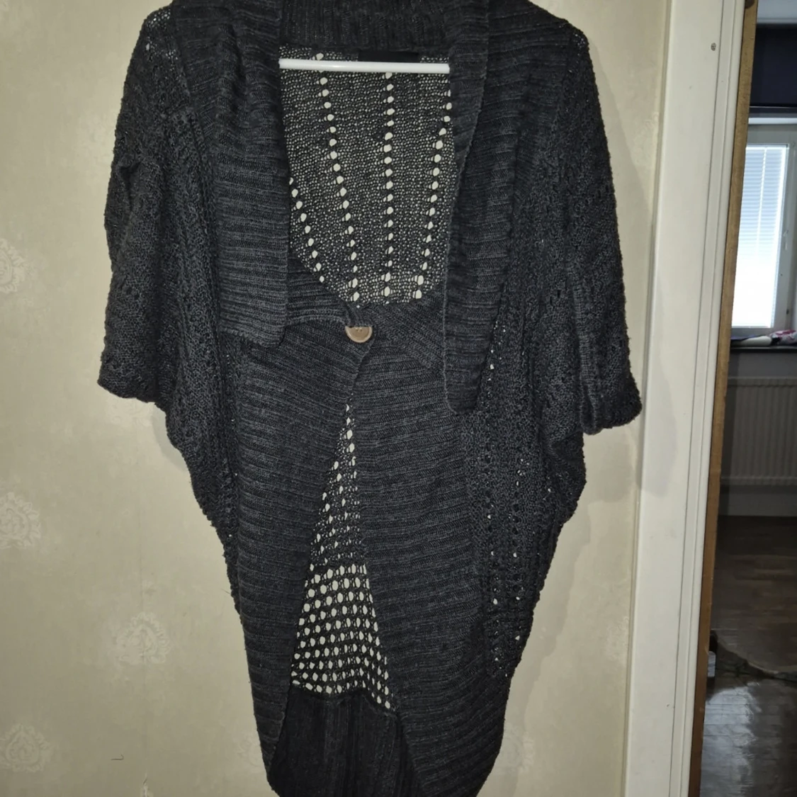 Mörkgrå stickad kofta med knapp