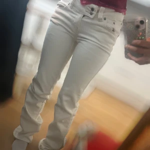 Fett gullig skinny bootcut flared ish jeans - Pruta inte.SKRIV INNAN DU KÖPER NYA JEANS!! Snygga vita jeansbyxor från 157 med coolt broderat mönster på bakfickan. Byxorna har normal passform, raka ben och klassisk femficksdesign. Tillverkade i mjukt bomullsmaterial med dubbla knappar i midjan för extra detalj. Perfekt för dig som gillar stilrena och unika jeans.