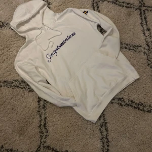 SD HOODIE - Tja! Säljer min feta och unika SD” Sverige-Demokraterna” Som är helt ny aldrig använd och i  Strl S pris ”299”, hör av er om ni skulle ha några funderingar/// Mvh Dennis!!!