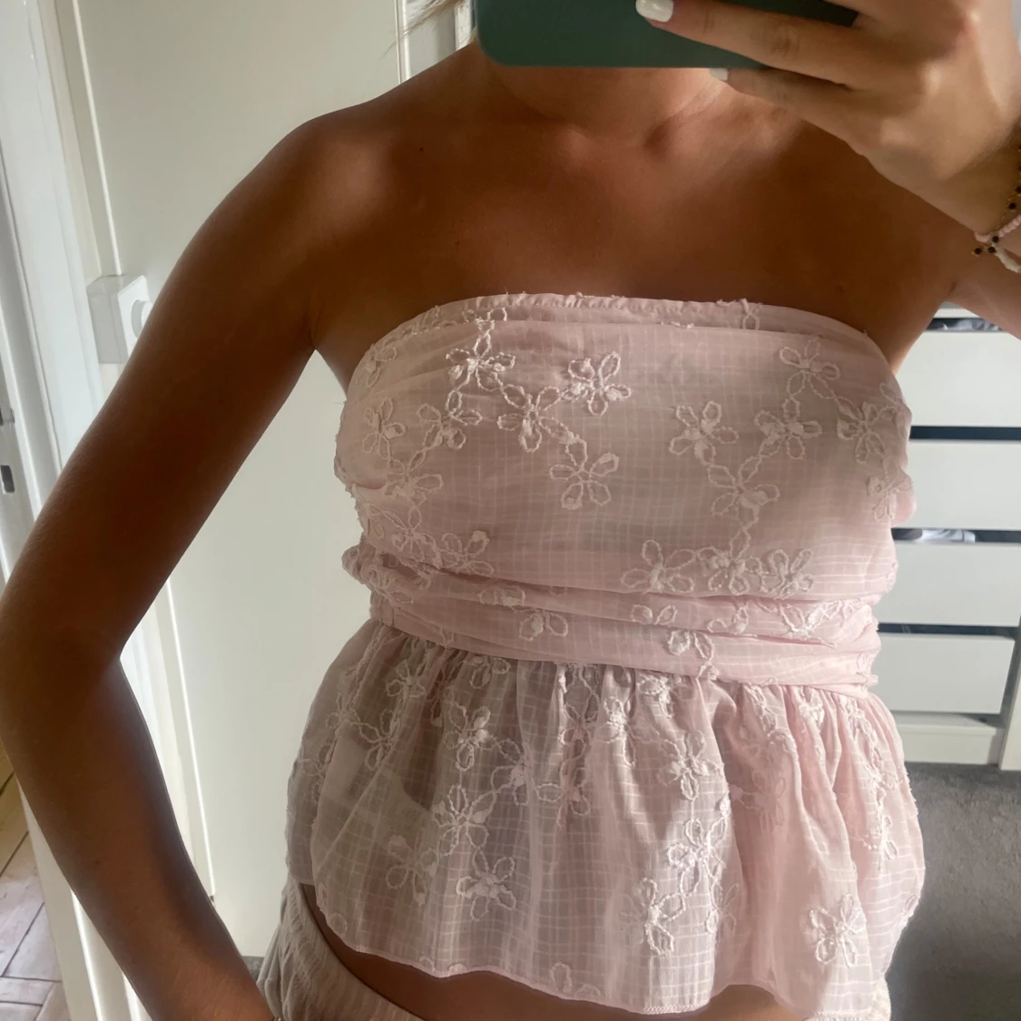 Ljusrosa bandeau tubtopp med broderade blommor - 2