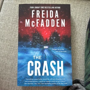 freida mcfadden bok - the crash - säljer min helt nya bok då jag råkade köpa 2, helt oläst och ny!!🩷storpocket/häftad, ordinarie pris 139kr