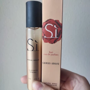 Giorgio Armani Si Flori Perfume - Giorgio Armani Si Flori Perfume. Discontinued scent. 33ml bottle. New!