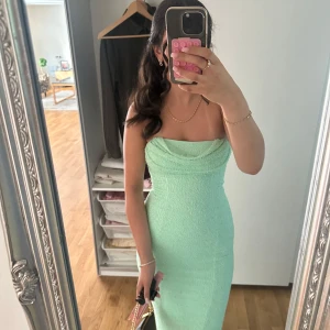 Oh polly klänning - Säljer då min  mintgröna oh polly klänning. Den har endast använt under ett par timmar på ett bröllop. Den har inga defekter och är i nyskick. Andra bilden visar hur pärlorna på klänningen ser ut. Storleken är 6 och är som S