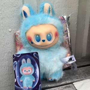 Labubu blå - En fluffig och gullig labub blå färg 100kr