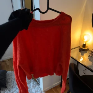 Röd stickad tröja Carin Wester - Säljer en röd stickad tröja från Carin Wester i storlek S. Tröjan har en loose passform med rund hals och långa ärmar. Materialet är mjukt och fluffigt, perfekt för att ge en cool och avslappnad vibe. Passar dig som gillar färgstarka statement-plagg.