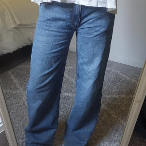 Blå jeans med raka ben - Säljer ett par mid waist blå jeans raka ben. De är från cubus i storlek xxs/32, säljer då dem inte kommer till användning. 