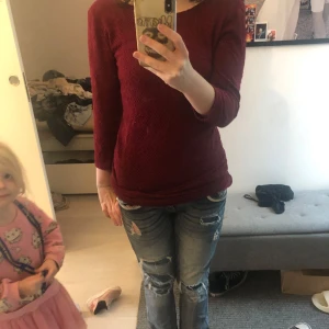 Röd kort klänning som också kan användas som en tröja - Den har så otroligt fint mönster och såå finna detaljer men har bara använt ca 2ggr så typ ny. Den e ganska tajt (för mig) även fast det står L