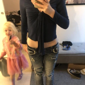 Fin omlottströja (mörkblå) - Går att styla på många sätt både med ett linne där under eller ensam! Märke är okänt pga jag köpte den på plick. Använd ca 2ggr