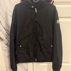 Moncler vindbreaker  - Hej, säljer en Moncler vindbreaker jacka i storlek M / 2 den är i bra skick.