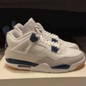 Air Jordan 4 Retro White Midnight Navy  Men’s/Women’s Sneaker  Size 45 Like New - Air Jordan 4 Retro White Midnight Navy in excellent condition barely worn, looks almost new. Premium white leather upper with midnight navy accents, breathable mesh panels, and iconic AJ4 lace wings. Comfortable Air-Sole cushioning and durable rubber outsole with gum details. Versatile for streetwear or casual looks, this sought-after colorway is a must have for sneaker lovers and collectors. 