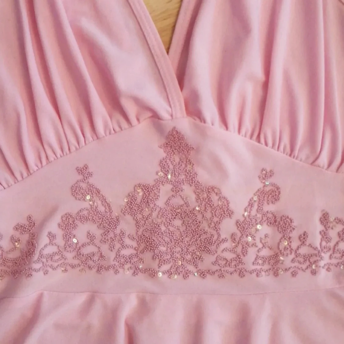 Rosa topp med pärlbroderi - 1