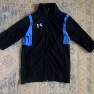 Helt ny svart o blå under armour hoodie. Storlek S/M - Helt ny  svart o blå under armour hoodie storlek S/M