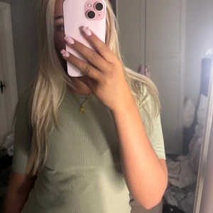 Ljusgrön ribbad topp med kort ärm - grön topp storlek xs