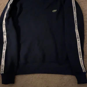 Lacoste overshirt - Lacoste overshirt, skön till både vinter och höst! storlek S men passar även M, köpt för 1300 men släpper för mycket billigare. andvänd 2-3 gånger och inga skador. hör av er vid funderingar ( ÖPPEN FÖR BYTEN)