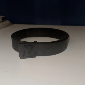 Svart lv bälte  - Säljer ett Lousie Vuitton bälte, perfekt till dig som vill ha en lyxig still! 
