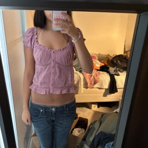 blus - Supersöt blus i typ färgen rosa? en jätte fin färg och den är från bdg! stl m men sitter bra på mig som är s/m! super bra skcik. pris kan diskuteras❤️