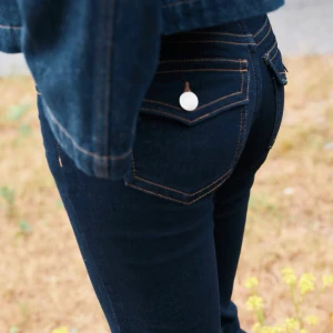 Hm mörkblå bootcut jeans - Snygga jeans i mörkblå tvätt med kontrastsömmar och silverfärgade knappar. Dom är aldriga använda och lapparna är kvar!