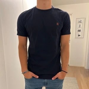 Les deux tshirt - En snygg Tshirt från les deux som är sparsamt använd utan defekter. Nypris 450kr. Hör av dig vid frågor eller funderingar 