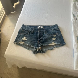 Lågmidjade jeansshorts  - I väldigt fint skick. Storlek W26 (S). Har ingen bild på. F53