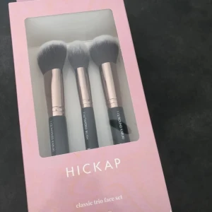Hickap face trio set - Säljer detta paket/kit med helt oanvända/oöppnade sminkborstar från hickap. Innehåller borstarna: 112, 113, 115💕  