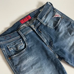 Replay anbass  - Replay anbass - skick 9/10, inga defekter - stl 30/32 - stretchigt material vilket gör dom sjukt sköna, även väldigt snygga och eftertraktade jeans - hör av er vid fler frågor!✌🏻