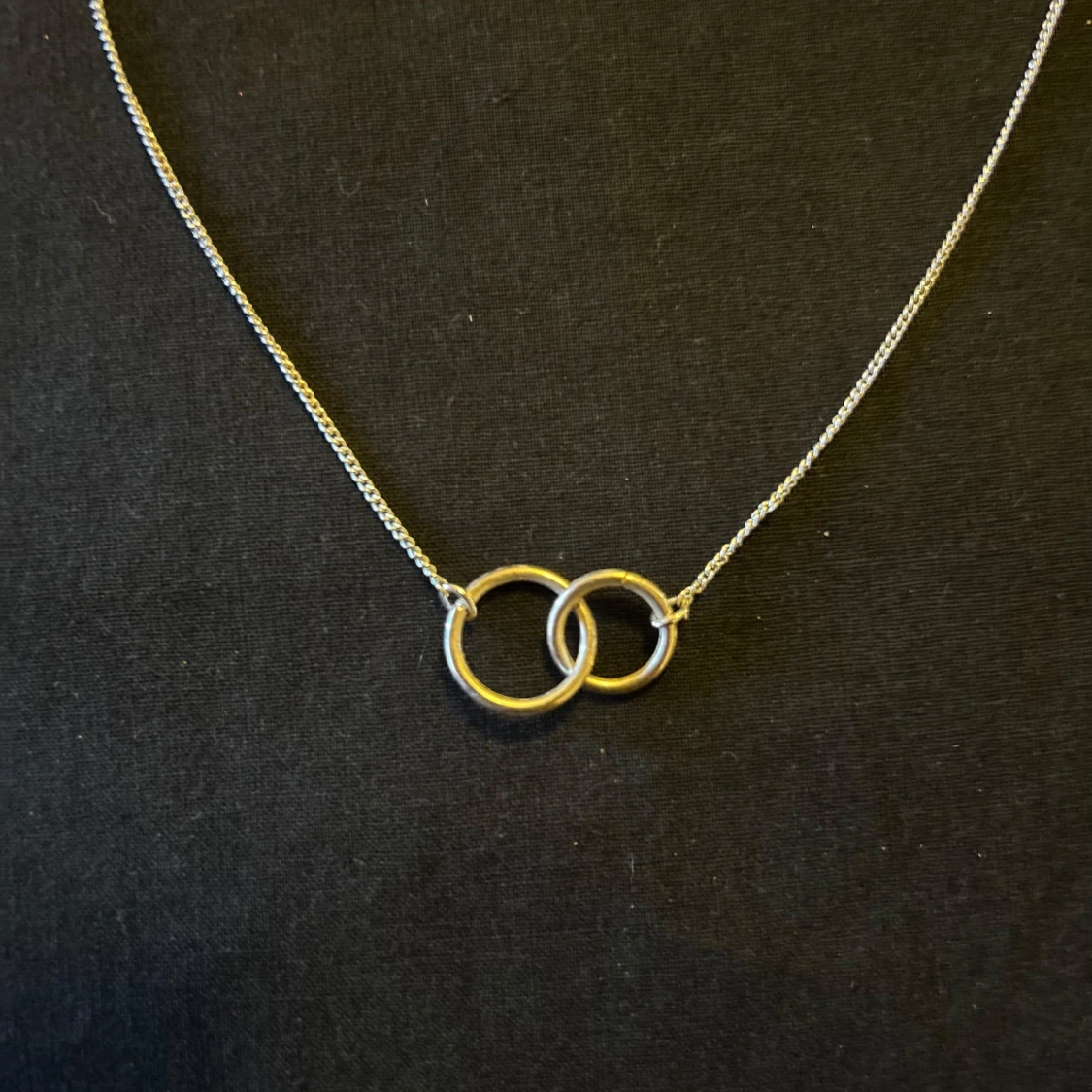 Silverhalsband med två ringar