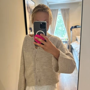 Vit broderad kortkjol från Zara - Superfin vit kortkjol från Zara med broderade detaljer och volangkant. Kjolen har resår i midjan för skön passform och är perfekt för sommarens alla tillfällen. Söt och fräsch stil som är lätt att matcha med både toppar och stickade tröjor.