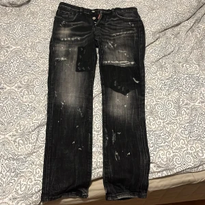 Svarta jeans dsquard2 - Säljer ett par svarta Daquard2 använt enbart ett par gånger storlek 46