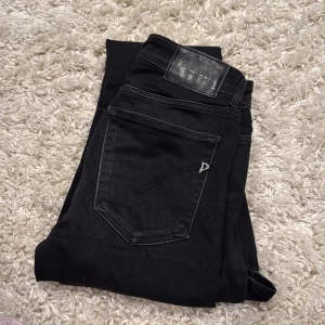 Dondup jeans  - Säljer mina Dondup jeans new lola skinny bootcut fit 