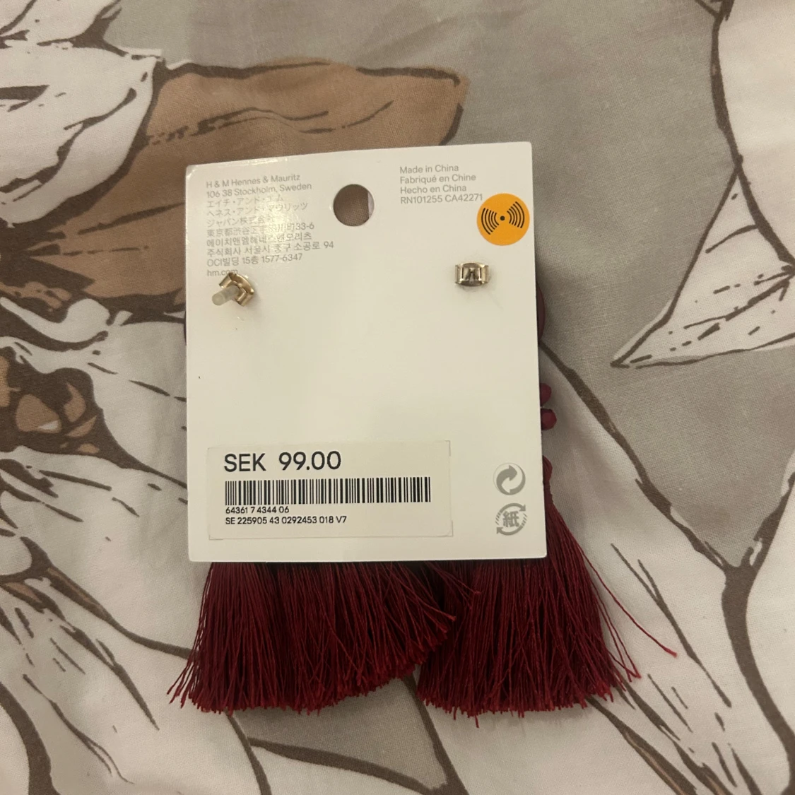 Mörkröda örhängen med tofsar från H&M - 1