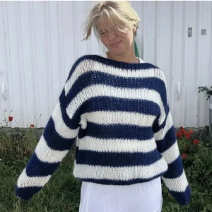 Supersnygg tröja - Jättesnygg randig tröja som säljs då den aldrig kom till användning💞 prislappen är kvar och tröjan är oanvänd😊 den är lite oversized då det är storlek M/L och passar mig bra som har S vanligtvis❣️ 