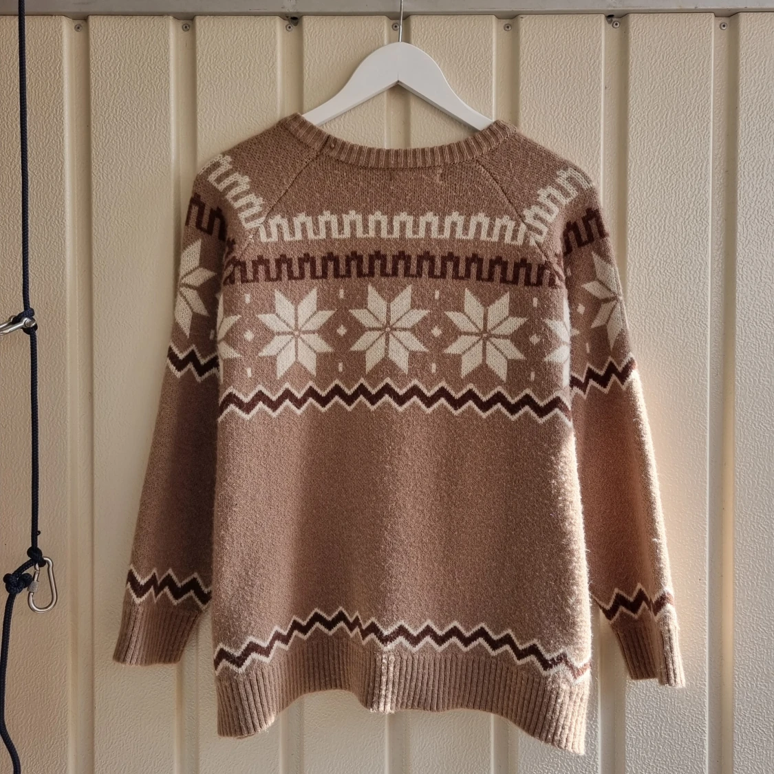 Beige stickad tröja med mönster  - 1