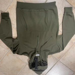 Olivgrön hoodie från Stone Island - Säljer en olivgrön hoodie från Stone Island. Snygg och passar till allt. Skriv för minsta lilla fundering, pris kan diskuteras oxå, vill bara bli av med den