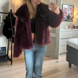 Röd fluggig jacka - Funkar båda på hösten och vintern!! I jätte bra skick då den sällan kom till användning. På sista bilden ser man hur den ser ut stängd,  Skriv om ni har frågor!🩷