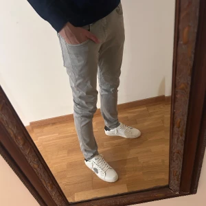 Replay anbass jeans  - Tja! Säljer ett par as feta replay anbass jeans | Storlek 32/34 | Skick 9,5/10 jättebra! | Han på bilden är 190cm lång | Nypris 1899kr | mitt pris 499kr | hör av dig vid några funderingar eller frågor 