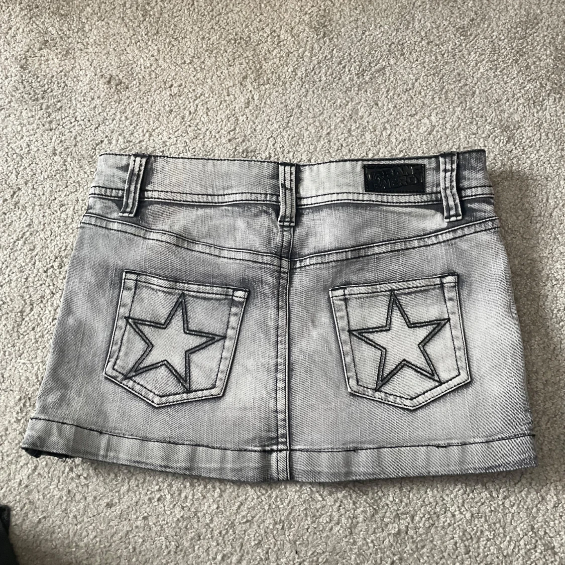 Grå jeanskjol med stjärnor