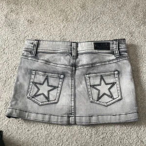 Grå jeanskjol med stjärnor - Snygg grå jeanskjol från Urban Energy i storlek 170. Bra skick