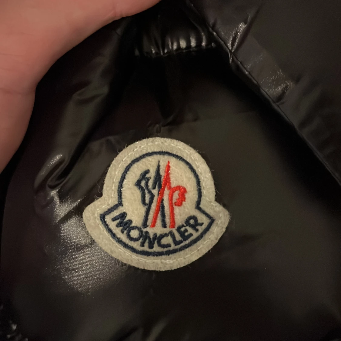 Svart dunväst från Moncler med huva - 3
