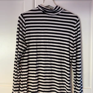 Randig polotröja - Skön svartvit randig polotröja från Ellos i storlek 42/44.  