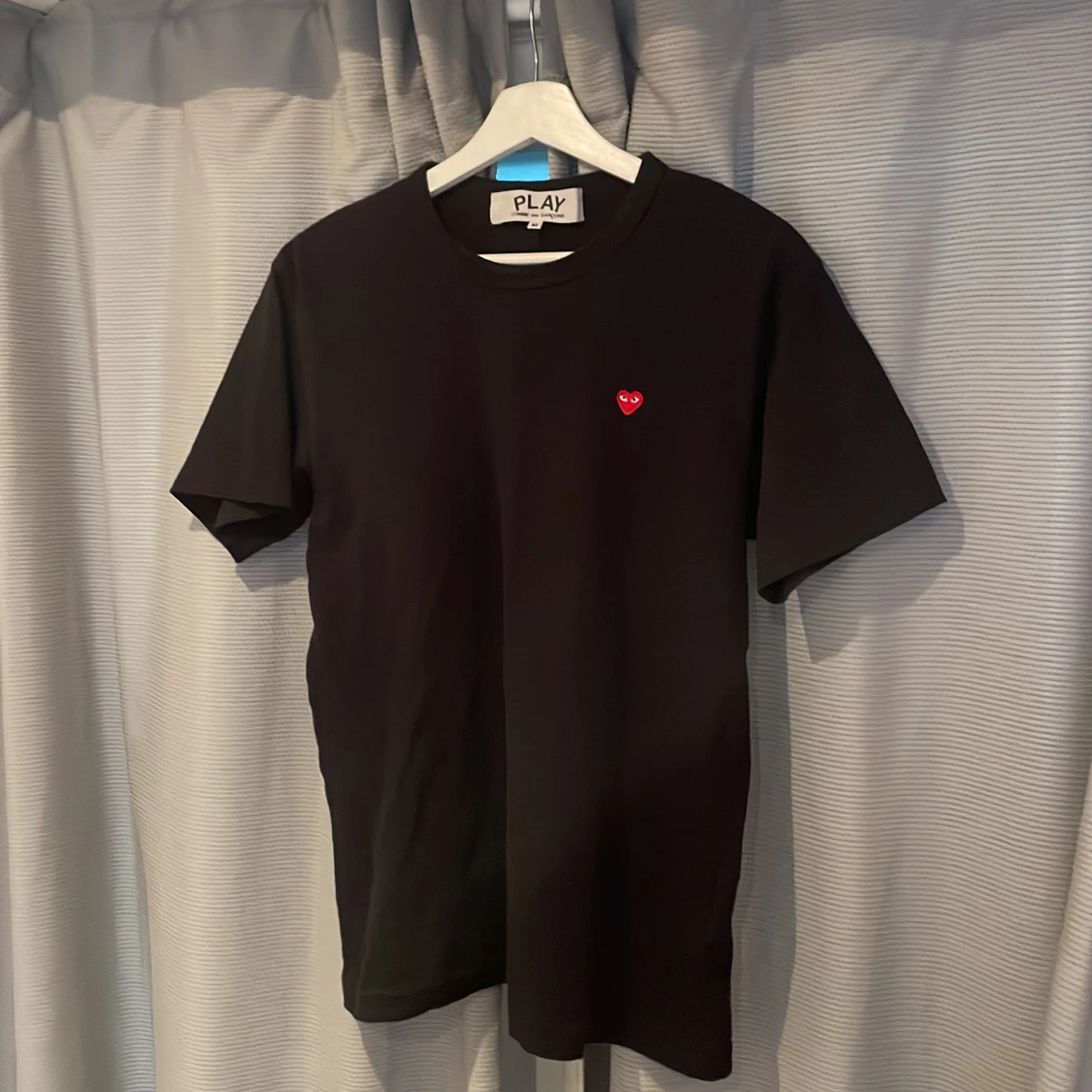 Svart Comme des Garçons Play t-shirt