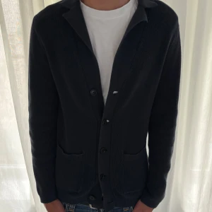 Stickad cardigan - Cardigan från Dressman || Väldigt bra skick inga defekter || Fråga vid minsta fundering
