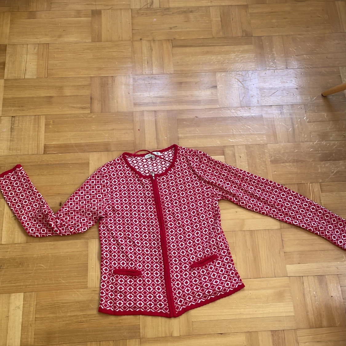 Rödvit mönstrad kofta från Flash Woman