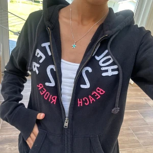 Hollister zip - En zip från Hollister i storlek M. Tröjan bedöms som använd men i fortsatt gott skick. Jag skickar inom 24h. Se liknande zip i min profil! F8