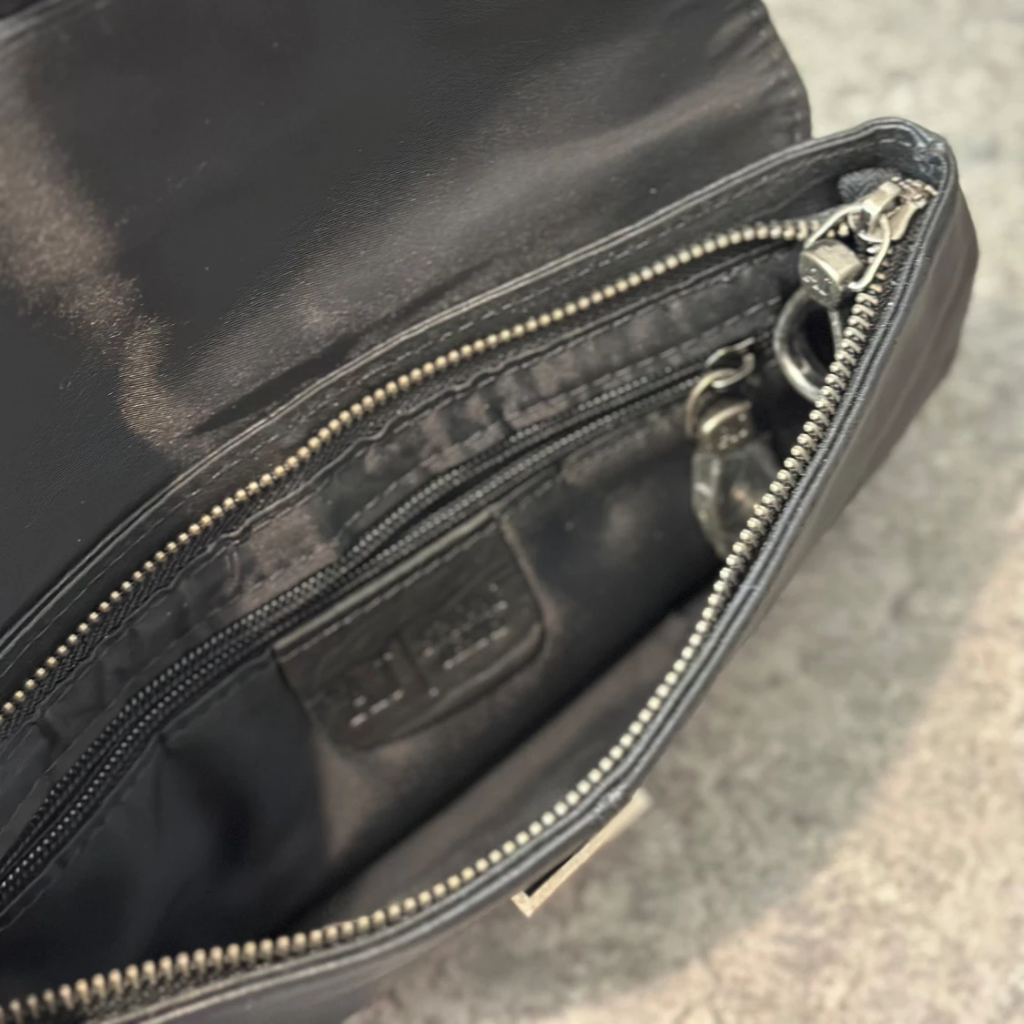 Armani Jeans svart kuvertväska - 2